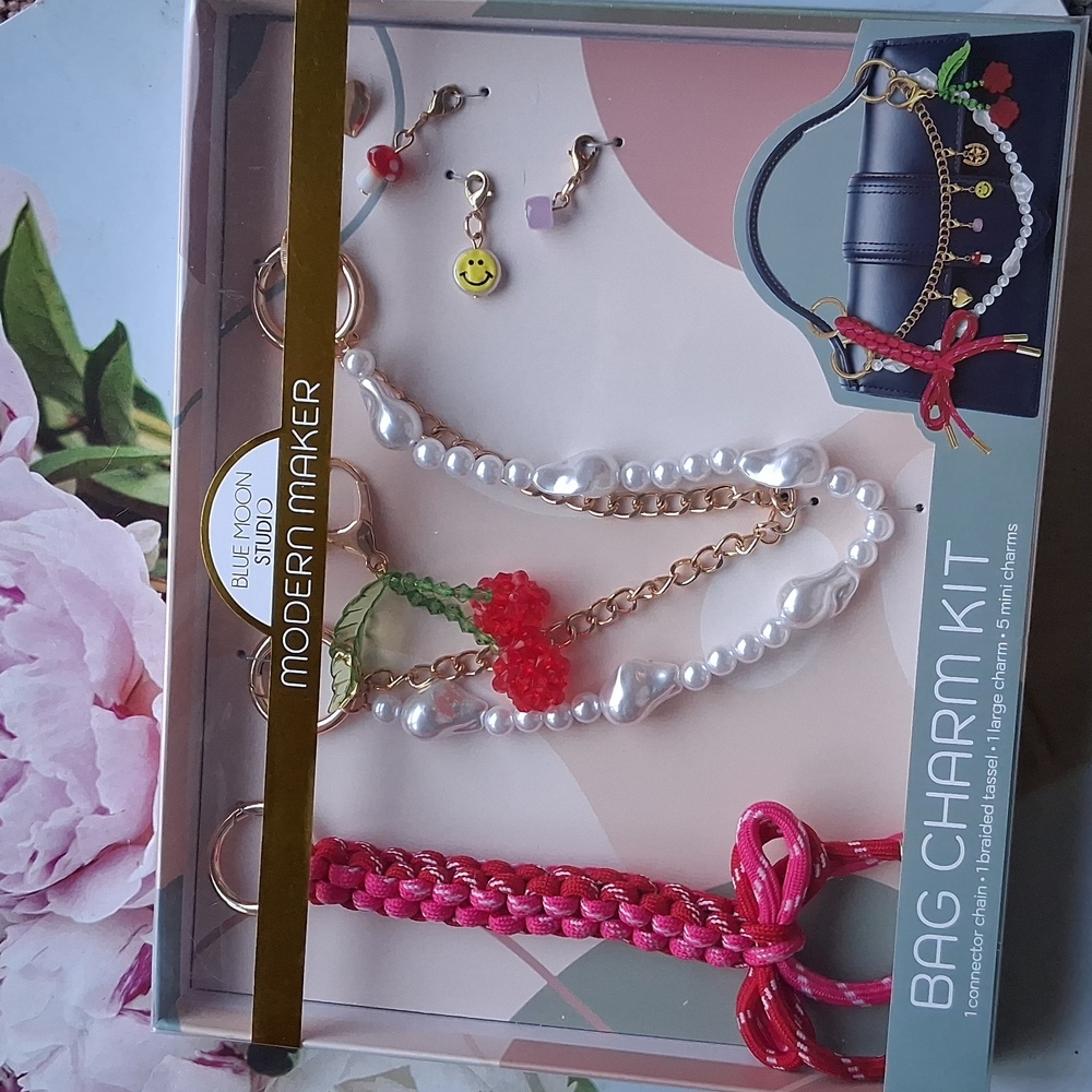 Pink Girly Keychain & Pearl Bag
Charm Set NEW
